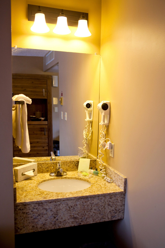 Bathroom 4, Tonquin Inn, Division No. 15