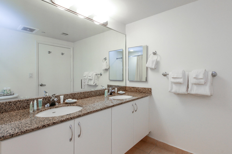 Bathroom 4, Bluebird Suites in Brickell, Miami-Dade