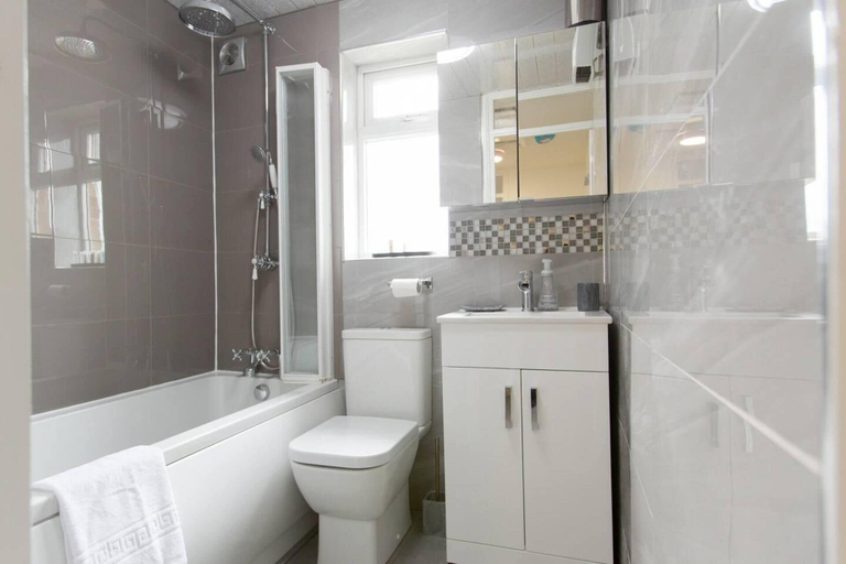 Bathroom, Immaculate 2-bed House in Dartford, Kent