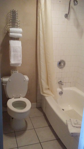 Bathroom 4, Cedars Inn Lewiston, Nez Perce