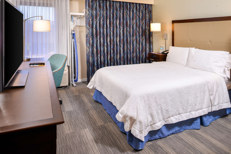 Bedroom 3, Hampton Inn Seattle-Airport, SeaTac
