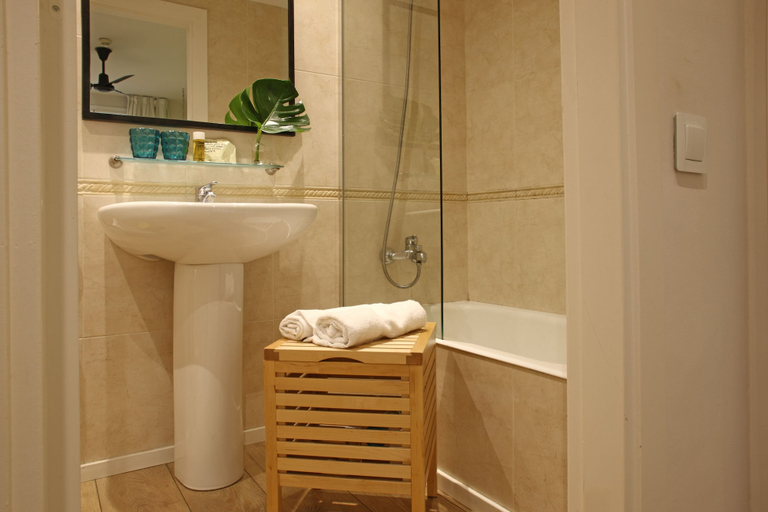 Bathroom 5, Hotel Chic&basic Lemon Barcelona, Barcelona
