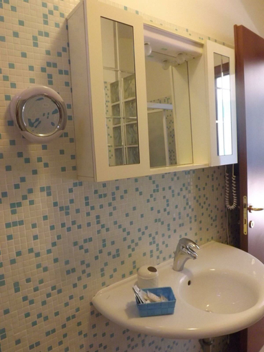 Bathroom 4, Al Canto delle Sirene, Latina