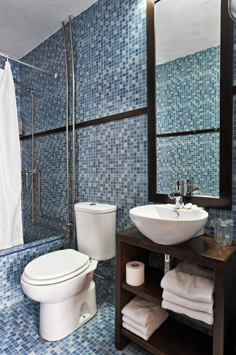 Bathroom 2, Vinnus Guesthouse, Mafra