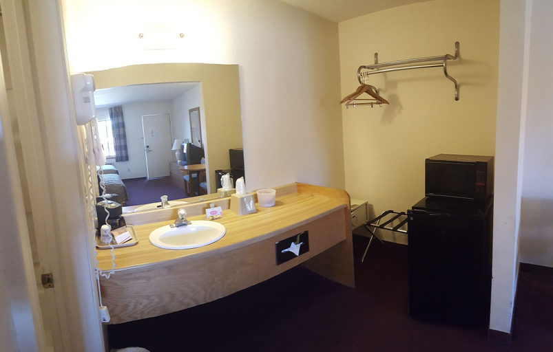 Bathroom 4, Cortez Cozy Inn, Montezuma
