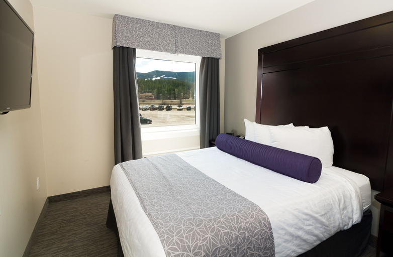 Bedroom 3, The Kanata by BCMInns Blairmore, Division No. 15