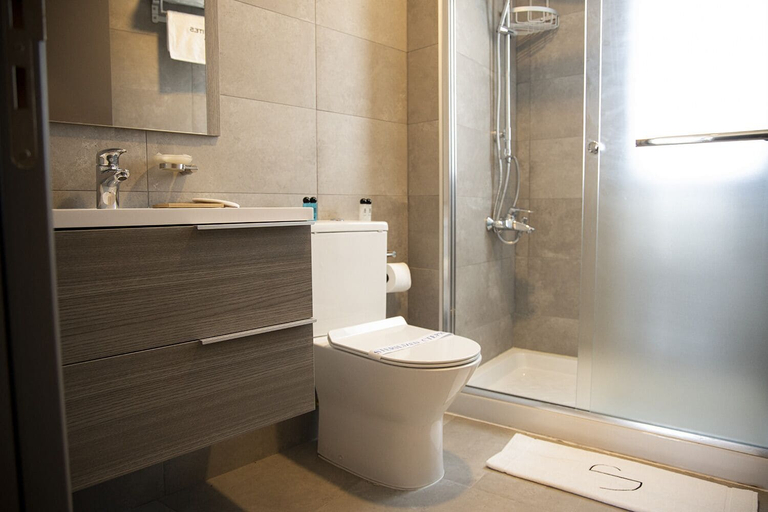 Bathroom 4, Jimmy's Suites, Larnaca