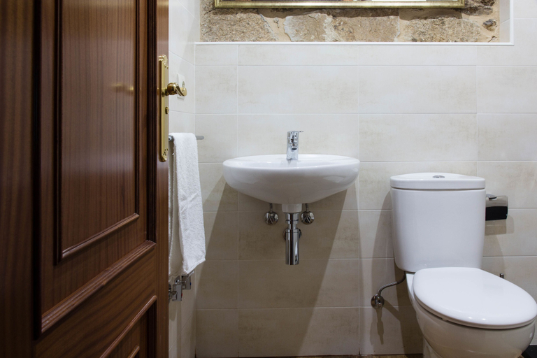 Bathroom 4, Casa do Comediante, Ourense