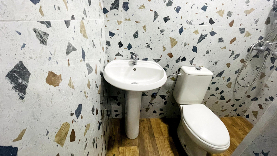 Bathroom 4, Hotel Drinos, Tiranës