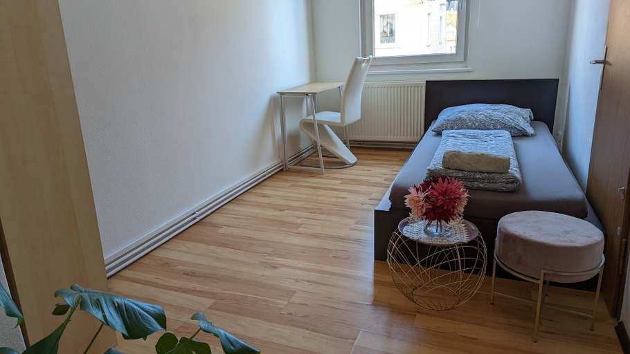 Bedroom 2, 3 Bed Flat - Sleeps 6 - Pets - Parking - Wifi, Schwarzwald-Baar-Kreis