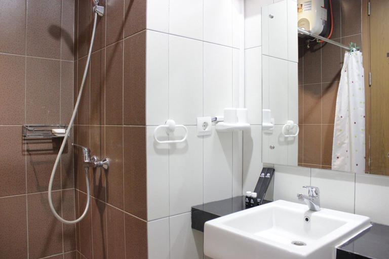 Bathroom 5, Pleasant 1BR Apartment with Sofa Bed at Dago Suites By Travelio, Bandung