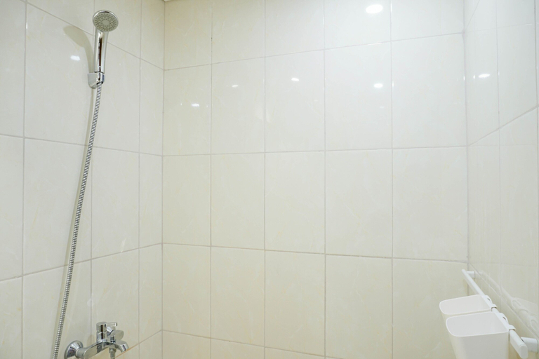 Bathroom 5, Best Studio Apartment Vittoria Residence with Sofa Bed By Travelio, Jakarta Barat