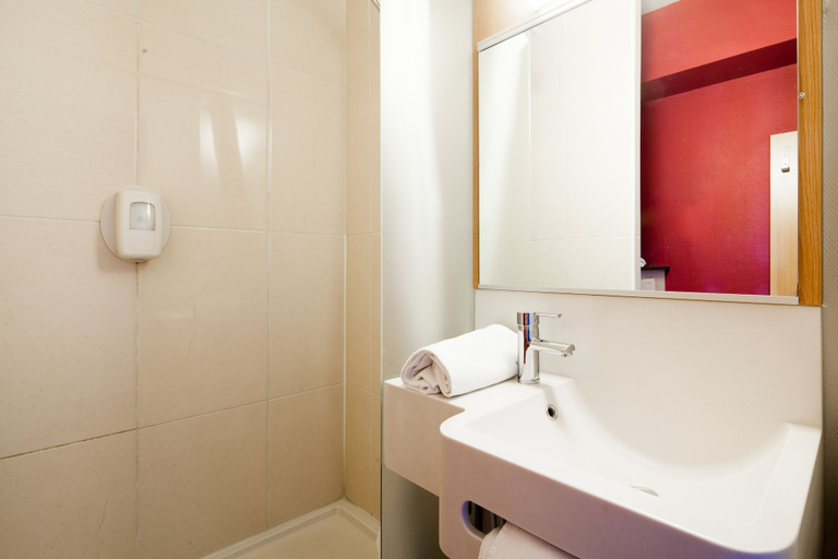 Bathroom 4, B&B Hotel Valenciennes Marly, Nord