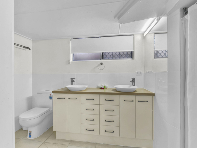 Bathroom 4, Camden Motor Inn, Gold Coast