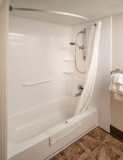 Bathroom 4, Clarion Pointe Beckley, Raleigh