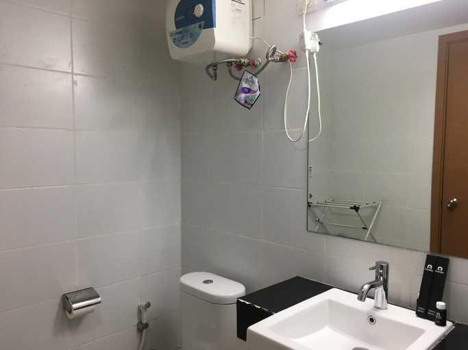 Bathroom 2, Stylish & Comfortable Studio at Beverly Dago Apartment, Bandung
