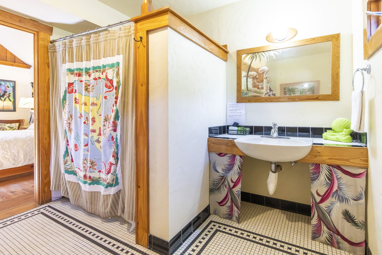 Bathroom 3, Hibiscus Coffee & Guesthouse, Walton