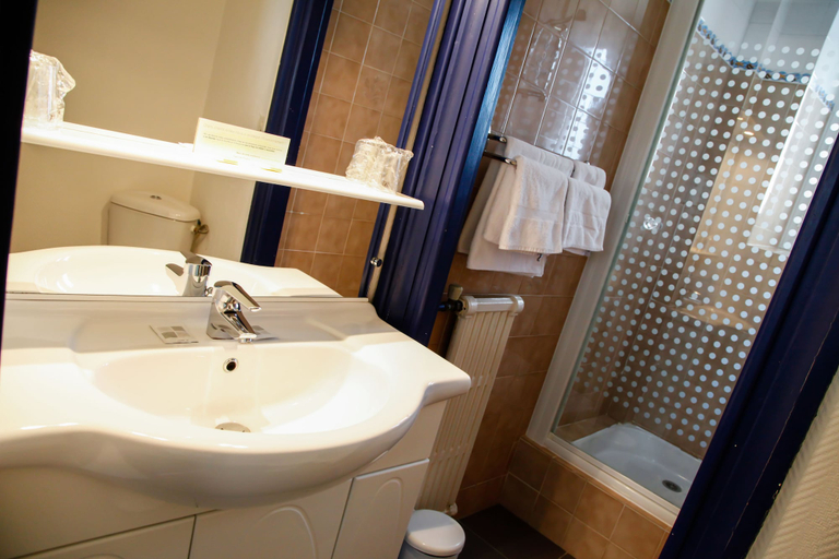 Bathroom 3, Rex Hotel, Morbihan