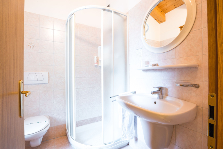 Bathroom 3, Albergo Maggiorina, Trento