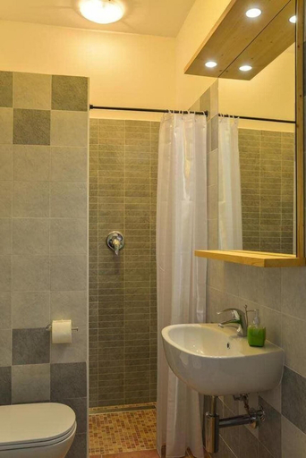 Bathroom 3, B&B Al Riparo, Savona