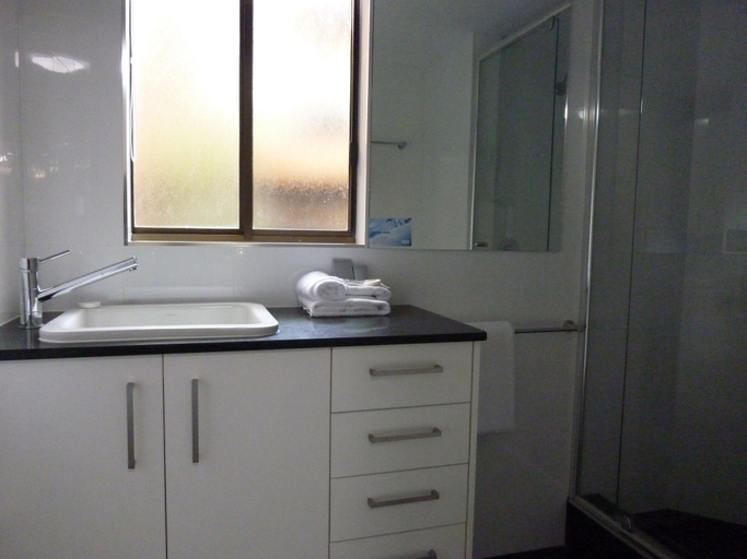 Bathroom 4, Ocean Breeze Resort, Noosa - Noosa-Noosaville