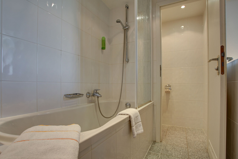 Bathroom 5, Trip Inn Blankenburg (ehemals Centro Hotel Blankenburg by INA), Karlsruhe