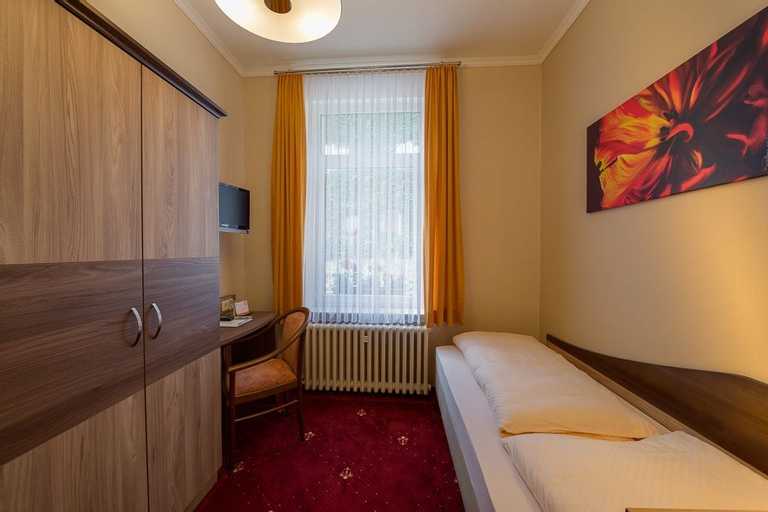 Bedroom 1, Berghotel Wilhelmsburg, Burgenlandkreis