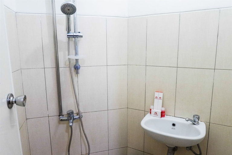 Bathroom 5, Best Value & Clean Studio Room Apartment at Pavilion Permata 2 By Travelio, Surabaya