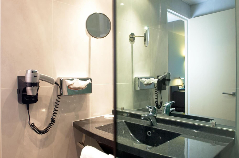 Bathroom 5, Oceania Quimper, Finistère