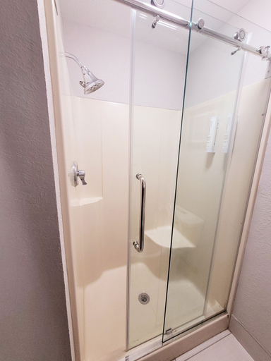 Bathroom 3, Clarion Pointe Harrodsburg-Danville, Mercer