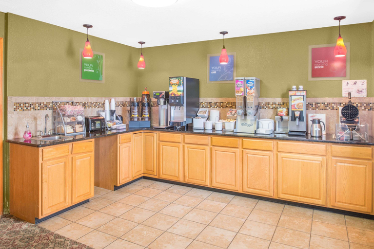 Food & Drinks 5, Super 8 by Wyndham Sikeston/Miner Area, Scott