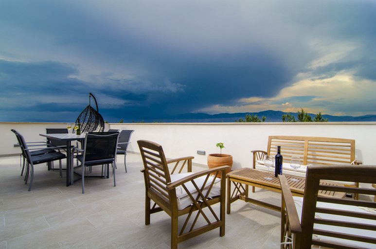 Others 4, Holiday Home Bliss, Supetar
