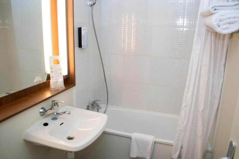 Bathroom 5, Campanile Villeneuve sur Lot - Pujols, Lot-et-Garonne