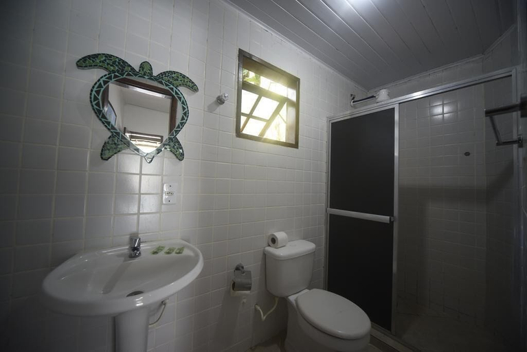 Bathroom 4, Aquário Pousada Hostel, Angra dos Reis