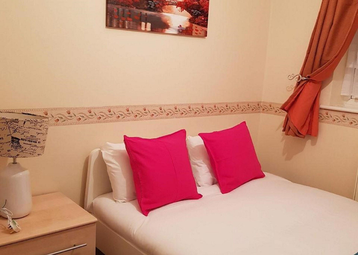 Bedroom 2, Huku Kwetu - Ravenhill House, Luton
