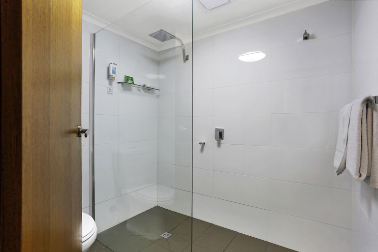 Bathroom 3, Waves Motel and Apartments, Warrnambool