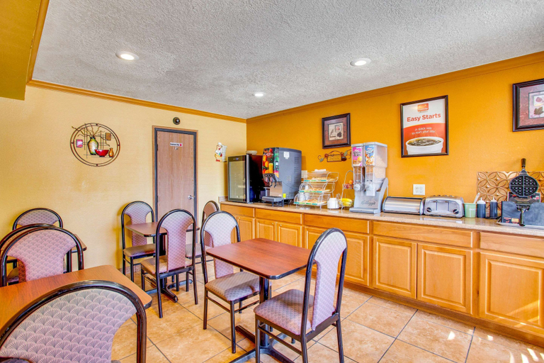 Food & Drinks 5, Econo Lodge Inn & Suites Albuquerque East I-40 Eubank Exit, Bernalillo
