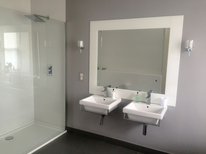 Bathroom 5, 15 Glasgow, Glasgow