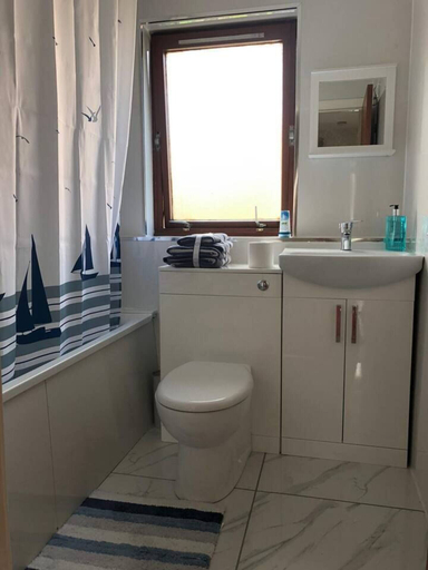 Bathroom, Stunning 2-bed Serviced Selfcatering Apartment, Edinburgh
