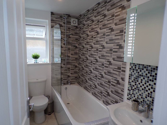 Bathroom, Inviting 3-bed Apartment in Southend-on-sea, Southend-on-Sea