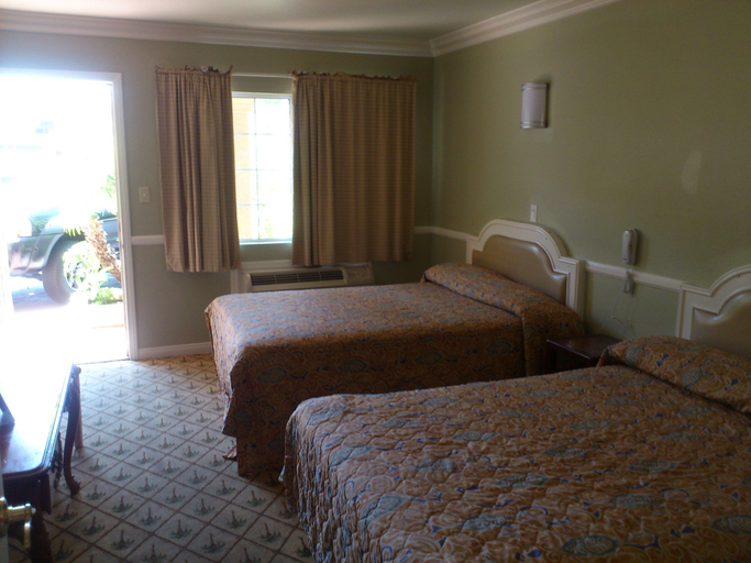 Bedroom 3, Santa Ana Travel Inn, Orange