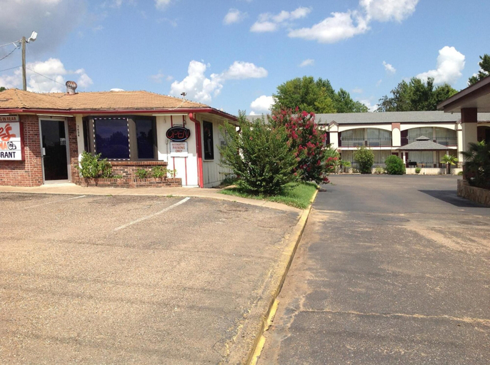 Exterior & Views 2, Executive Inn, Miller