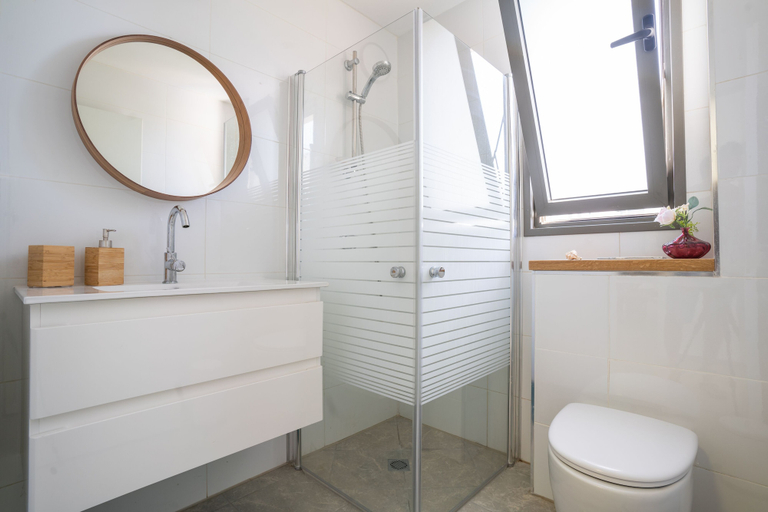 Bathroom 2, Alloro First Line To The Beach