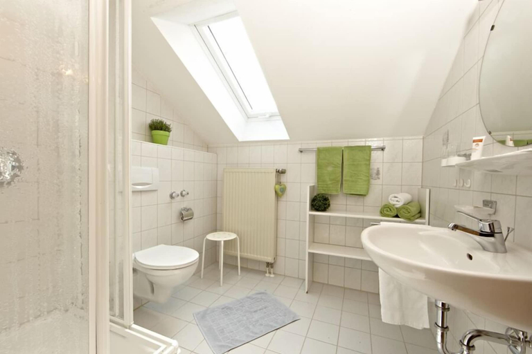 Bathroom 5, Gästehaus Alpina, Garmisch-Partenkirchen