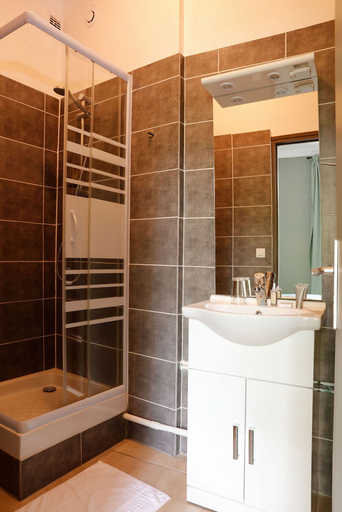 Bathroom 5, Le Grand Albert 1er, Val-de-Marne