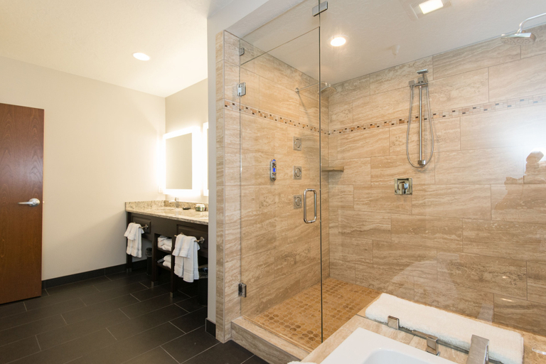 Bathroom 5, Kwataqnuk Resort, Lake