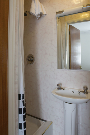 Bathroom 3, Abbey Court, Hyde Park Hotels, London