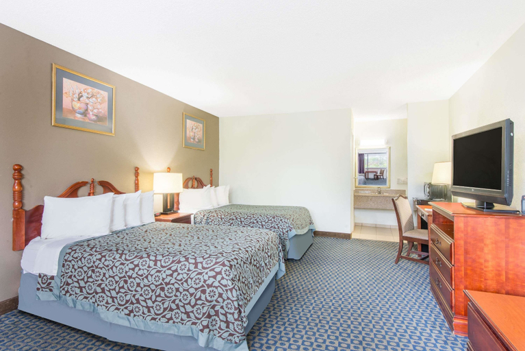 Bedroom 3, Days Inn by Wyndham Arlington Pentagon, Arlington