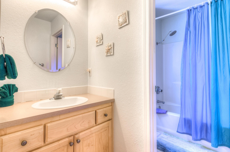 Bathroom 4, Juniper House MCA 499, Tillamook