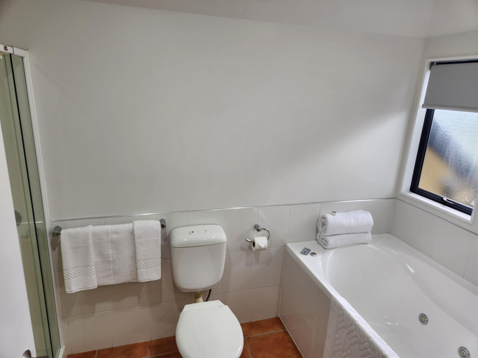 Bathroom 5, Botany Palms Motel, Manukau
